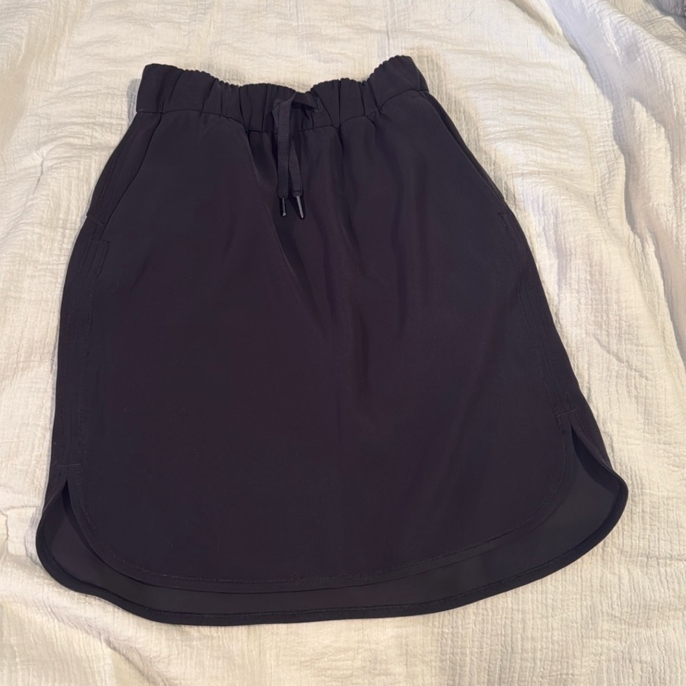 Black lululemon skirt size 2